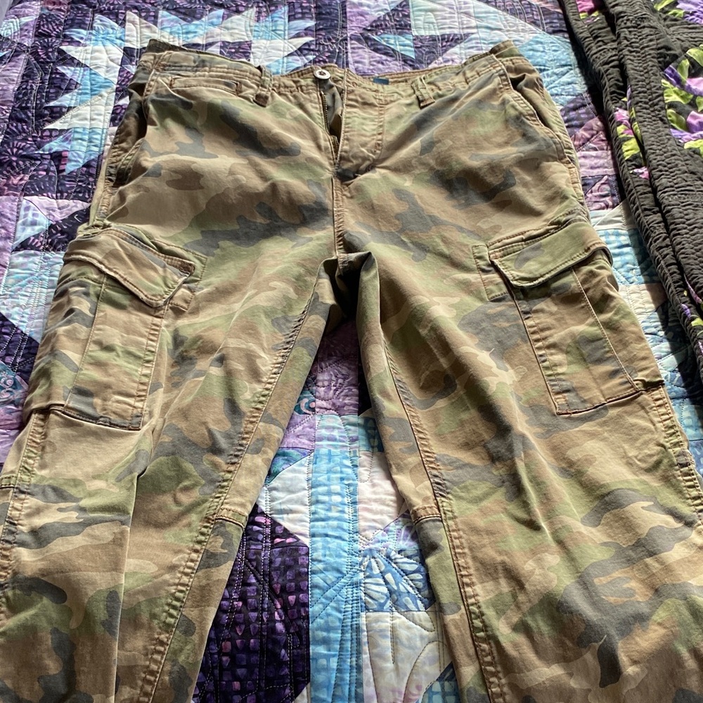 American Eagle Outfitters Green Camouflage Cargo Pants